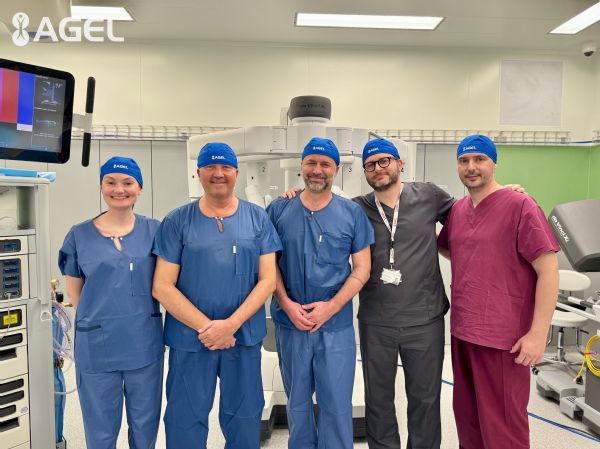 Generálny riaditeľ a robotický tím Gynekologicko-pôrodníckej kliniky po 100. úspešnej robotickej operácii v Nemocnici AGEL Košice-Šaca. 
