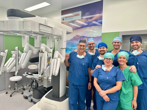 Urologický tím Nemocnice AGEL Košice-Šaca s robotom da Vinci.