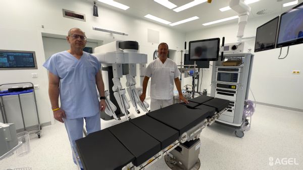 MUDr. Černý a Profesor Sabol s robotom Da Vinci Xi